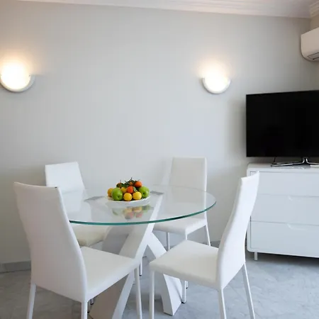 One Bedroom With Beautiful Sea View شقة *