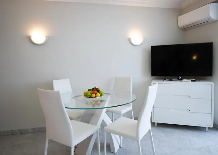 One Bedroom With Beautiful Sea View شقة *